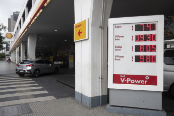 Buenos Aires, Argentina.- En las fotos tomadas el 3 de enero del 2024, las compañías petroleras, a excepción de YPF, realizaron un aumento de los combustibles de alrededor del 27%, que se suma a los incrementos de 30% y 37% dispuestos el mes pasado, lo que podría llevar el litro de súper por encima de los $700 (peso argentino) en algunas localidades del país, entre ellas la Ciudad de Buenos Aires. Se trata del primer aumento del año, tras haber registrado fuertes incrementos en diciembre.