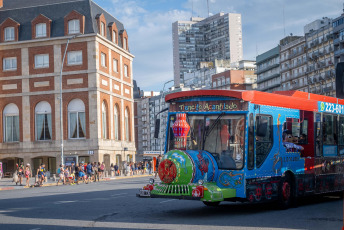 Mar del Plata.- En la foto tomada el 8 de enero de 2024, en plena temporada alta los choferes de colectivos urbanos de la ciudad acaban de iniciar un paro con corte total del servicio debido a la falta de pago de la totalidad de sus haberes correspondientes a diciembre. La medida de fuerza, que es por tiempo indeterminado, se había advertido a última hora del viernes desde la conducción local de la Unión Tranviaria Automotor (UTA), luego de confirmar que las empresas que operan estas líneas urbanas solo habían depositado solo un tercio del sueldo a sus trabajadores. Las 18 de hoy era el último plazo.