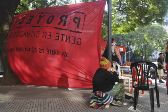 Buenos Aires, Argentina.- In the photos taken on January 19, 2024, militants and leaders of the Project 7 Civil Association held a breakfast in front of the Ministry of Human Capital building, in rejection of the decree of necessity and urgency (DNU) that issued by the National Government, considering that it "violates all human rights", and in defense of people living on the street, spokespersons for the sector reported.