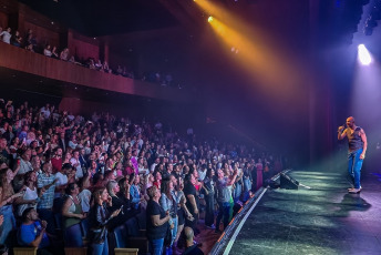 Mar del Plata, Argentina.- In the photos taken on January 22, 2024, the popular singer and composer Abel Pintos said goodbye to Mar del Plata with a concert at the Trovador theater, the last of the 11 he offered in the city. everyone was in a full house and sold out, an unprecedented event for a musician.