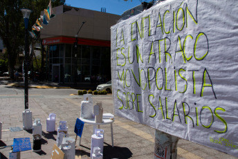 Neuquén, Argentina.- In the photos taken on January 17, 2024, activists from social movements carried out a protest in the city of Neuquén to reject the "uncontrollable" price of the gas cylinder, whose value exceeds 16,000 pesos (peso Argentine) in some neighborhoods of the provincial capital, they stated.