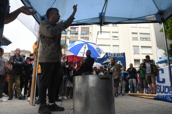 Buenos Aires, Argentina.- En la foto tomada el 16 de enero de 2024, la Unión de Trabajadores y Trabajadoras de la Economía Popular (UTEP) y el Movimiento Evita convocaron para hoy a una "jornada de asamblea y ollas populares" en todos los distritos del país, para "discutir y definir las reivindicaciones de cara al paro y movilización del próximo 24 de enero" convocado por la CGT.