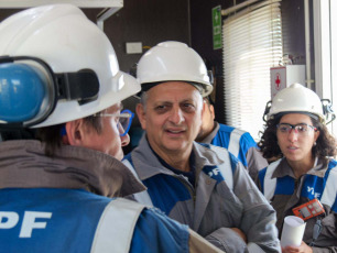 Chubut, Argentina.- En la foto tomada el 19 de enero de 2024, el presidente de YPF, Horacio Marín realizó su primera visita a las provincias de Santa Cruz y Chubut para recorrer las operaciones de la compañía en la Cuenca del Golfo San Jorge. Mantuvo encuentros con autoridades locales y representantes del sector.