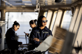 Antártida- En la foto del 13 de enero de 2024, el rompehielos ARA “Almirante Irízar”, tras haber efectuado tareas logísticas en la Base Antártica Conjunta Orcadas prosiguió su derrotero y arribó a Caleta Potter, donde fondeó frente a la Base Antártica Científica Carlini. Una vez allí, por medio de las embarcaciones de transporte de personal y vehículos, inició con la descarga de gasoil antártico (GOA), víveres secos, frescos y frigorizados; tubos de gas propano y 2 motores generadores diesel.