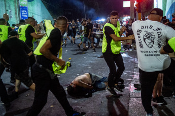 Buenos Aires- En la foto tomada el 6 de enero de 2024, incidentes durante el Recital de la Renga en las inmediaciones del estadio de Racing Club. uando el show de La Renga en el estadio de Racing entraba en la recta final de canciones, el público comenzó a entonar uno de esos cantitos que son frecuentes en recitales de rock, en el último tiempo: “El que no salta votó a Milei”. Fuera del estadio hubo corridas, algunos enfrentamientos con la Policía y hasta un personal de seguridad que arremetió con brutalidad contra un fan que lo increpó.