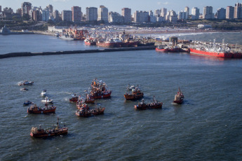 Mar del Plata, Argentina.- En las fotos tomadas el 27 de enero del 2024, la comunidad portuaria de la ciudad de Mar del Plata realizó una nueva edición de la procesión náutica de las tradicionales lanchas amarillas, en la que se homenajeó, como cada año, a los marineros muertos en naufragios, y se bendijeron los frutos de mar, para pedir por una buena pesca para 2024.