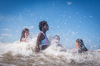 Mar del Plata, Argentina.- En las fotos tomadas el 25 de enero del 2024, las personas disfrutan de la playa durante el verano en la ciudad costera de Mar del Plata. El Servicio Meteorológico Nacional (SMN) informó que rige una serie de alertas por altas temperaturas en diferentes puntos de la Argentina que superarían los 40 grados. Las provincias afectadas por alertas rojas, naranjas y amarillas son Buenos Aires, La Pampa, Mendoza, San Juan, San Luis, Neuquén, Río Negro y Chubut.