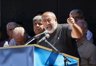 Buenos Aires, Argentina.- En la foto tomada el 24 de enero de 2024, el cosecretario general de la CGT Héctor Daer reclamó hoy a los diputados nacionales que "no actúen agazapados en la oscuridad, miren al pueblo a la cara" y rechacen el DNU y la ley "Bases" promovidas por el Gobierno de Javier Milei, tras lo cual advirtió que desde la central obrera "vamos a seguir la lucha y no vamos a dar un paso atrás hasta que caigan" esas medidas.