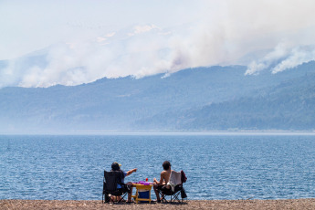 Rio Negro, Argentina.- En las fotos tomadas el 29 de enero del 2024, casi 100 brigadistas combaten por tierra el incendio en el Parque Nacional Los Alerces. El Servicio Meteorológico Nacional, reportó temperaturas récord de más de 40 grados Celsius en el país. Declarado Patrimonio de la Humanidad por la Organización de las Naciones Unidas para la Educación, la Ciencia y la Cultura, el sitio afectado es crucial para la conservación de especies de flora y fauna endémicas o en peligro de extinción.