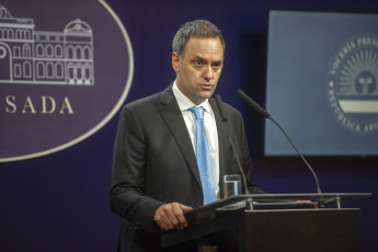 Buenos Aires, Argentina.- En las fotos tomadas el 5 de enero del 2024, el vocero presidencial, Manuel Adorni, brinda una conferencia de prensa. Adorni, aseguró que el Gobierno es "más que respetuoso" de los fallos adversos de la justicia que obtuvo el Decreto de Necesidad y Urgencia (DNU) emitido por el Gobierno nacional para desregular la economía, y ratificó que el Ejecutivo apelarás las resoluciones en contrario que cosechó esa iniciativa en los tribunales.