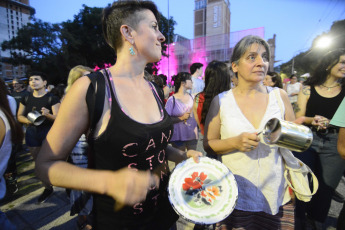 Santa Fé, Argentina.- En las fotos tomadas el 4 de enero del 2024, en el microcentro de la ciudad de Santa Fe Capital, se realizó un nuevo cacerolazo contra las medidas económicas. Es el tercer jueves consecutivo que se realiza esta convocatoria en rechazo a las medidas nacionales, como la Ley de Alquileres, al mega DNU y a la ley de desguace y privatizaciones enviada por el presidente Javier Milei al Congreso la semana pasada.