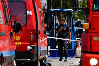 Buenos Aires.- En la foto tomada el 11 de enero de 2024, dos operarios de un laboratorio farmacéutico del barrio porteño de Mataderos debieron ser asistidos por el SAME este mediodía, tras el derrame de material tóxico, mientras que bomberos de la Ciudad de Buenos Aires procedieron a evacuar al resto del personal que se encontraba en el edificio sin que se registraran más afectados por el incidente, informaron fuentes policiales.