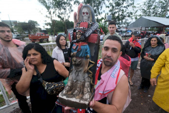 Corrientes.- En la foto tomada el 8 de enero de 2024, miles de devotos en la ciudad correntina de Mercedes, llegaron para rendirle honor al Gauchito Gil, de cuya muerte se cumplen hoy 146 años. Antonio Plutarco Cruz Mamerto Gil Núñez, más conocido como el Gauchito Gil, nació en Pay Ubre, un pueblo cerca de Mercedes, provincia de Corrientes alrededor del año 1840. Sin embargo, el lugar y fechas no están confirmadas del todo. Se cree que fue un peón rural reclutado para luchar en la Guerra de la Triple Alianza y que además formó parte de las milicias que lucharon contra los federales. En tanto, algunas versiones relatan que tuvo una relación amorosa con una viuda adinerada y que debió escapar de los hermanos y policía local por su romance. Según la leyenda, el Gauchito Gil recibió la visita de Ñandeyara, el dios guaraní, que le dijo “No quieras derramar sangre de tus semejantes” y a partir de allí abandonó el ejército para convertirse en un justiciero que le robaba a los ricos para darle a los pobres y sanaba a los enfermos. Sin embargo, fue capturado y sentenciado a muerte por sus crímenes, colgado de un árbol desde sus pies y degollado. "Su sangre cayó como una catarata que la tierra se bebió de un sorbo”, dice la leyenda.