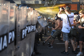 Buenos Aires, Argentina.- En las fotos tomadas el 31 de enero del 2024, efectivos de la Gendarmería y de la Policía Federal intervinieron para desalojar a manifestantes de agrupaciones políticas de izquierda y de organizaciones sociales ubicados frente al Congreso Nacional, con el objetivo de liberar la vía pública que habían ocupado como parte de la protesta contra los proyectos impulsados por el Gobierno.