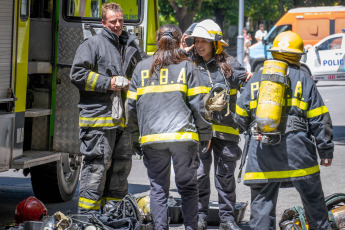 Mar del Plata, Argentina.- In the photos taken on January 22, 2024, three fire crews controlled a fire that started in the garage of an eight-story building in the city of Mar del Plata, which had to be evacuated without that injuries were reported, police and community sources reported. According to initial information, the fire broke out in a car that was inside the garage.