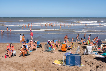 Mar del Plata, Argentina.- In photos taken on January 25, 2024, people enjoy the beach during the summer in the coastal city of Mar del Plata. The National Meteorological Service (SMN) reported that there are a series of alerts for high temperatures in different parts of Argentina that would exceed 40 degrees. The provinces affected by red, orange and yellow alerts are Buenos Aires, La Pampa, Mendoza, San Juan, San Luis, Neuquén, Río Negro and Chubut.