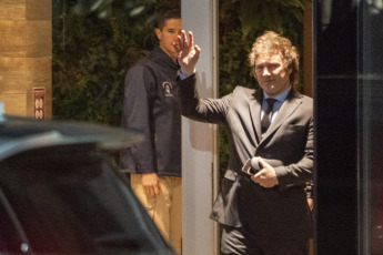 Río Gallegos.- En la foto tomada el 6 de enero de 2024, el Presidente Javier Milei se ha retirado del hotel con destino al aeropuerto para dirigirse hacia Buenos Aires. Tras un periplo que lo llevó del continente a la Antártida y a recorrer las dos bases argentinas, el jefe de Estado regresó esta noche a la ciudad de Río Gallegos con su comitiva para tomar un descanso en el hotel donde se había hospedado anoche al llegar a la provincia.