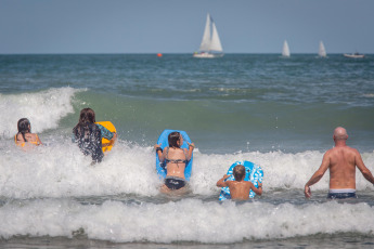 Mar del Plata, Argentina.- In the photos taken on January 2, 2024, tourists enjoy the beaches of Mar del Plata. In 2020, only 3,685,937 people visited the city of Mar del Plata. In 2021, post-pandemic, income rebounded and reached records similar to 2004: 6,644,442 tourists. By 2022, the figure rose to 8,853,245 and set the bar high. The following year, La Feliz broke its own record again: in 2023, it received 9,013,380 people and, in the last three years, it tripled the number of tourists.