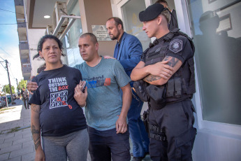 Mar de Ajó, Argentina.- In the photos taken on January 3, 2024, Samanta Ferreyra, mother of Tomás Tello, leaves the prosecutor's office after giving testimony. The eight adults arrested for the crime of Tomás Tello, the 18-year-old young man stabbed to death in the Santa Teresita spa during the New Year celebrations , refused to testify before the prosecutor in the case in a day of investigations that lasted until this morning, judicial sources reported.