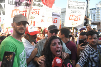 Buenos Aires, Argentina.- En las fotos tomadas el 31 de enero del 2024, efectivos de la Gendarmería y de la Policía Federal intervinieron para desalojar a manifestantes de agrupaciones políticas de izquierda y de organizaciones sociales ubicados frente al Congreso Nacional, con el objetivo de liberar la vía pública que habían ocupado como parte de la protesta contra los proyectos impulsados por el Gobierno.