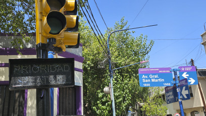 Mendoza, Argentina.- En las fotos tomadas el 31 de enero del 2024, un corte de energía eléctrica afecta a Mendoza, en medio de una alerta roja por calor extremo, generado por "una falla del sistema de transporte nacional", informó el Ministerio de Energía y Ambiente provincial. Hace varios días, la provincia de Mendoza viene padeciendo altas temperaturas, que superaron los 38 grados centígrados. Según los pronósticos, las altas temperaturas continuarán al menos hasta la semana próxima.