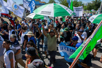 Neuquén, Argentina.- En la foto tomada el 24 de enero de 2024, paro y movilización en todo el país en rechazo al DNU y a la Ley Ómnibus del presidente Javier Milei.