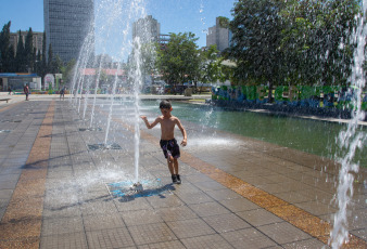 Neuquén, Argentina.- En las fotos tomadas el 17 de enero del 2024, muestra la capital de Neuquén en medio de una nueva jornada de calor. Neuquén se ubicó como la ciudad más calurosa del país este miércoles, registrando temperaturas cercanas a los 38 grados centígrados, según informó la Autoridad Interjurisdiccional de Cuencas (AIC). Además, dos ciudades de Río Negro y otra de Chubut quedaron en el top 5 nacional.