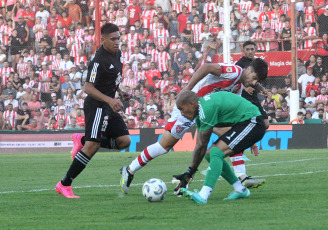 Córdoba, Argentina.- En las fotos tomadas el 25 de enero del 2024, durante el partido entre Deportivo Riestra e Instituto en la primera fecha de la zona A de la Copa de la Liga Profesional en el estadio Monumental de Alta Córdoba. La "Gloria" y el "Malevo" empataron 0 a 0. El local estuvo más cerca pese a jugar con 10 desde los 39 minutos del primer tiempo por la expulsión de Gregorio Rodríguez.