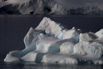 Antarctica- In the photo of January 13, 2024, the icebreaker ARA "Almirante Irízar", after having carried out logistical tasks in the Joint Orcadas Antarctic Base, continued its course and arrived at Caleta Potter, where it anchored opposite the Carlini Antarctic Scientific Base. Once there, through personnel transport vessels and vehicles, began with the discharge of Antarctic diesel (GOA), dry, fresh and refrigerated supplies; propane gas pipes and 2 diesel generator engines.