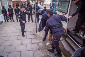 Mar de Ajó, Argentina.- En las fotos tomadas el 4 de enero del 2024, el fiscal a cargo de la investigación, Pablo Gamaleri, se hallaba en las oficinas judiciales de la localidad balnearia de Mar de Ajó, donde indagaba a los siete detenidos mayores de edad. Un nuevo sospechoso fue detenido como acusado de participar del crimen de Tomás Tello Ferreyra, el joven de 18 años asesinado a puñaladas por una patota en la localidad bonaerense de Santa Teresita. Mientras que cuatro de los siete mayores de edad aprehendidos se negaron a declarar ante el fiscal de la causa, informaron fuentes judiciales.