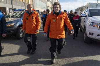 Rīo Gallegos.- In the photo taken on January 6, 2024, President Javiel Milei begins his journey to Antarctica, leaving the hotel greeting the people who were waiting for him. Foreign Minister Diana Monidno and Rafael Grossi, the director of the International Atomic Energy Agency (IAEA), accompanied the president in greetings.