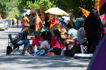 Neuquén, Argentina.- En las fotos tomadas el 30 de enero del 2024, movimientos sociales de Neuquén comenzaron un acampe en las puertas de la Casa de Gobierno provincial, en reclamo de la continuidad laboral de 740 familias y de un pago que estaba comprometido para el mes de diciembre, cuya falta "atenta contra la asistencia social a comedores".