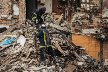 Kharkiv, Ukraine.- In photos taken on January 24, 2024, emergency units carry out rescue tasks after new Russian attacks. At least five people were killed and 38 injured after a Russian missile attack in Kharkiv while shelling of four Kiev neighborhoods killed one person and injured 18 others.