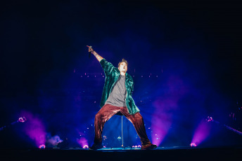 Buenos Aires, Argentina.- En la foto tomada el 20 de enero de 2024, Charpentier Santiago "Chano”, líder de Tan Biónica. La fiesta de regreso y despedida de la banda pop Tan Biónica llegó anoche al estadio mundialista José María Minella de Mar del Plata, donde hizo cantar y bailar a miles de personas.