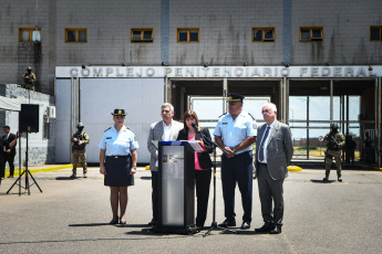 Buenos Aires, Argentina.- En las fotos tomadas el 30 de enero del 2024, la ministra de Seguridad, Patricia Bullrich, presentó el nuevo "Protocolo de gestión para presos de alto riesgo", que incorporará el control de llamadas telefónicas, sistemas de reconocimiento facial y monitoreo durante las 24 horas todos los días del año, entre otras medidas que se aplicará en las cárceles federales con el fin de evitar que los jefes de organizaciones criminales sigan operando tras las rejas, aseveró Bullrich.