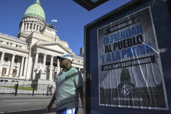 Buenos Aires, Argentina.- En las fotos tomadas el 24 de enero del 2024, trabajadores y militantes de las organizaciones sindicales nucleadas en la CGT y las dos CTA y de los movimientos sociales pertenecientes a la Unión de Trabajadores y Trabajadoras de la Economía Popular (UTEP), se concentran desde las 9:00 a.m. (hora local) en la Plaza de los Dos Congresos, como parte de una primera avanzada organizativa de lo que será la movilización de esta tarde contra el proyecto de ley de "Bases" y el DNU 70/2023.