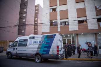 Mar de Ajó, Argentina.- En las fotos tomadas el 4 de enero del 2024, el fiscal a cargo de la investigación, Pablo Gamaleri, se hallaba en las oficinas judiciales de la localidad balnearia de Mar de Ajó, donde indagaba a los siete detenidos mayores de edad. Un nuevo sospechoso fue detenido como acusado de participar del crimen de Tomás Tello Ferreyra, el joven de 18 años asesinado a puñaladas por una patota en la localidad bonaerense de Santa Teresita. Mientras que cuatro de los siete mayores de edad aprehendidos se negaron a declarar ante el fiscal de la causa, informaron fuentes judiciales.