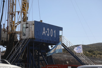 Mendoza, Argentina.- En las fotos tomadas el 29 de enero del 2024, muestra la perforación del pozo exploratorio SR.x-1001 del grupo energético argentino Aconcagua Energía (AE). La AE, anunció un acuerdo con la empresa Impulsa Mendoza SA para incorporar una nueva torre petrolera. Su operación está prevista para el tercer trimestre de este año en la Cuenca Cuyana, con una inversión inicial de 3.1 millones de dólares. El equipo podría ser utilizado en Vaca Muerta, ya que cumple con las condiciones necesarias, indicó la firma.