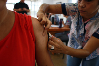 Posadas, Argentina.- In the photos taken on January 26, 2024, health professionals participate in a dengue vaccination day. The dengue vaccine is administered free of charge to people between 20 and 40 years old amid the great increase in dengue cases in Misiones. While the death toll rises to 6.