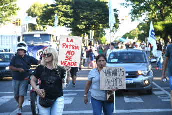 Buenos Aires, Argentina.- In the photo of January 20, 2024, residents of Avellaneda protest against the DNU (Decree of Necessity and Urgency) and the Omnibus Law promoted by the government of Javier Milei. Under the slogan "the union and commitment of the citizens is indispensable to stop this outrage to the Homeland", the protest was driven by social, political, cultural, trade union organizations, among others, led by the mayor of Avellaneda, Jorge Ferraresi. With a previous meeting in the municipal amphitheatre of the Dominican Park, references of 15 tables in the district were those that promoted this initiative.