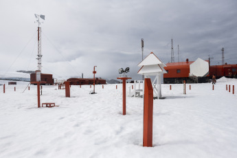 Antarctica- In the photo taken on January 6, 2024, the icebreaker ARA Almirante Irízar arrived on Saturday at the first Argentine Orcadas Antarctic base, in the framework of the Antarctic Summer Campaign (CAV)where he landed supplies and part of the new crew that will replace the outgoing and scientific staff, while retreating part of the crew that wintered this year in a three-hour operation. Located on Laurie Island, between Scotia Bay and Uruguay Bay, below the parallel 60° South that marks the entrance to the Argentine Antarctic Sector and more than 3,000 kilometers from the City of Buenos Aires, from where the Irízar departed, Orkney Base received ten new people who will winter and retreated another ten.