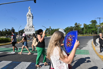 Buenos Aires, Argentina.- En las fotos tomadas el 30 de enero del 2024, muestra las calles de Buenos Aires en medio de la ola de calor que atraviesa el país. La provincia de Mendoza, gran parte de Neuquén, Río Negro, localidades del este de La Pampa y de San Luis, y el sur de Buenos Aires se encuentran bajo alerta roja por calor extremo, el máximo nivel dispuesto por el Servicio Meteorológico Nacional (SMN), con temperaturas máximas que pueden llegar a los 38 grados.