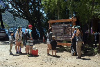 Bariloche, Argentina.- En las fotos tomadas el 18 de enero del 2024, argentinos visitan la ciudad turística de Bariloche en la temporada de verano. Con un 70 por ciento de ocupación hotelera registrada, la primera quincena de enero dejó en Bariloche un saldo turístico mejor del que empresarios y autoridades preveían, aunque no logró despejar la “preocupación” del sector privado por la forma en que continuará la temporada.