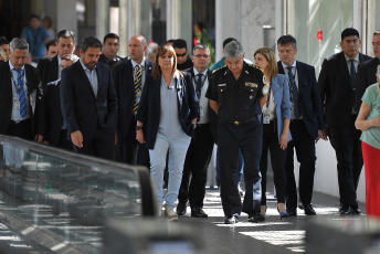 Buenos Aires, Argentina.- In photos taken on January 23, 2024, the Minister of National Security, Patricia Bullrich (center), confirmed the death of the girl Umma, the 9-year-old girl and daughter of a custodian of the minister who She had been shot in the back of the head during a robbery in Lomas de Zamora. The girl was admitted to the Churruca hospital.