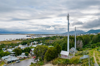 Ushuaia.- In the photo taken on January 8, 2024, cell phone towers in Ushuaia, capital of Tierra del Fuego. The city of Ushuaia became this week the fifth district in the country to ban 5G communications networks until scientific studies prove their safety for both humans and the environment and with this measure sparked a health debate on the use of such technologies.