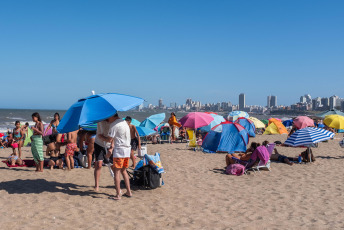 Mar del Plata, Argentina.- In photos taken on January 25, 2024, people enjoy the beach during the summer in the coastal city of Mar del Plata. The National Meteorological Service (SMN) reported that there are a series of alerts for high temperatures in different parts of Argentina that would exceed 40 degrees. The provinces affected by red, orange and yellow alerts are Buenos Aires, La Pampa, Mendoza, San Juan, San Luis, Neuquén, Río Negro and Chubut.