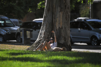 Buenos Aires, Argentina.- En las fotos tomadas el 30 de enero del 2024, muestra las calles de Buenos Aires en medio de la ola de calor que atraviesa el país. Este martes empezó una ola de calor en grandes zonas de la región centro y norte de la Argentina. Por lo que el país tendrá las temperaturas más altas de América durante los próximos días. Será un calor persistente, con noches por encima de los 30 grados, hasta el fin de semana.