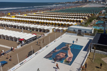 Mar del Plata, Argentina.- En las fotos tomadas el 15 de enero del 2024, muestra el mural de Lionel Messi pintado por dos artistas de la ciudad de Mar del Plata. El mural, de casi 100 metros cuadrados en el piso de cemento de una cancha de fútbol, en un balneario de Punta Mogotes, homenajea a Lionel Messi un año después de haber comandado a la selección Argentina que se consagró campeona del mundo en Qatar.