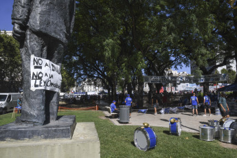 Buenos Aires, Argentina.- En las fotos tomadas el 24 de enero del 2024, trabajadores y militantes de las organizaciones sindicales nucleadas en la CGT y las dos CTA y de los movimientos sociales pertenecientes a la Unión de Trabajadores y Trabajadoras de la Economía Popular (UTEP), se concentran desde las 9:00 a.m. (hora local) en la Plaza de los Dos Congresos, como parte de una primera avanzada organizativa de lo que será la movilización de esta tarde contra el proyecto de ley de "Bases" y el DNU 70/2023.