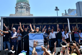 Buenos Aires, Argentina.- En la foto tomada el 24 de enero de 2024, el cotitular de la Confederación General del Trabajo (CGT) y dirigente de Camioneros, Pablo Moyano, pidió hoy a los legisladores rechazar la Ley "Bases" que se encuentra en la Cámara de Diputados y reclamó que "no traicionen a los trabajadores" y a la "doctrina del peronismo", que es "defender a los laburantes, a los que menos tienen y a los jubilados".